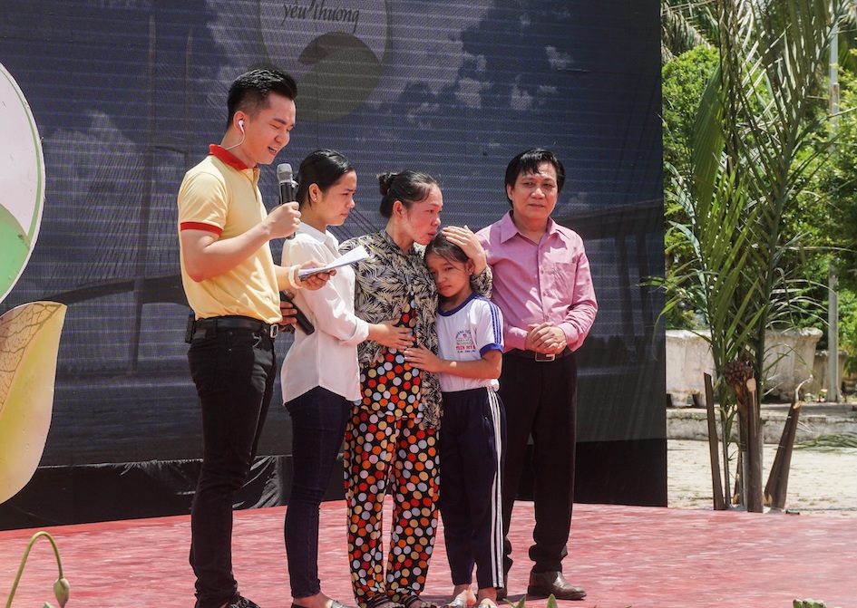 Vinamilk[-]trao[-]76.500[-]ly[-]sữa[-]cho[-]trẻ[-]em[-]Vĩnh[-]Long
